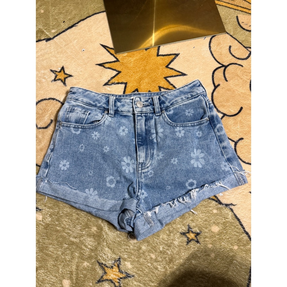 PacSun Mom Shorts 25 Light Wash Blue Floral Daisy Denim High Waisted Raw Hem